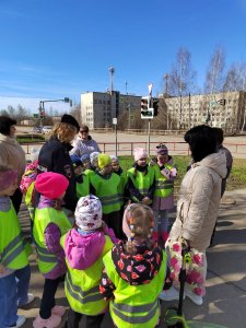 Сотрудники Госавтоинспекции проводят пешие экскурсии для дошкольников